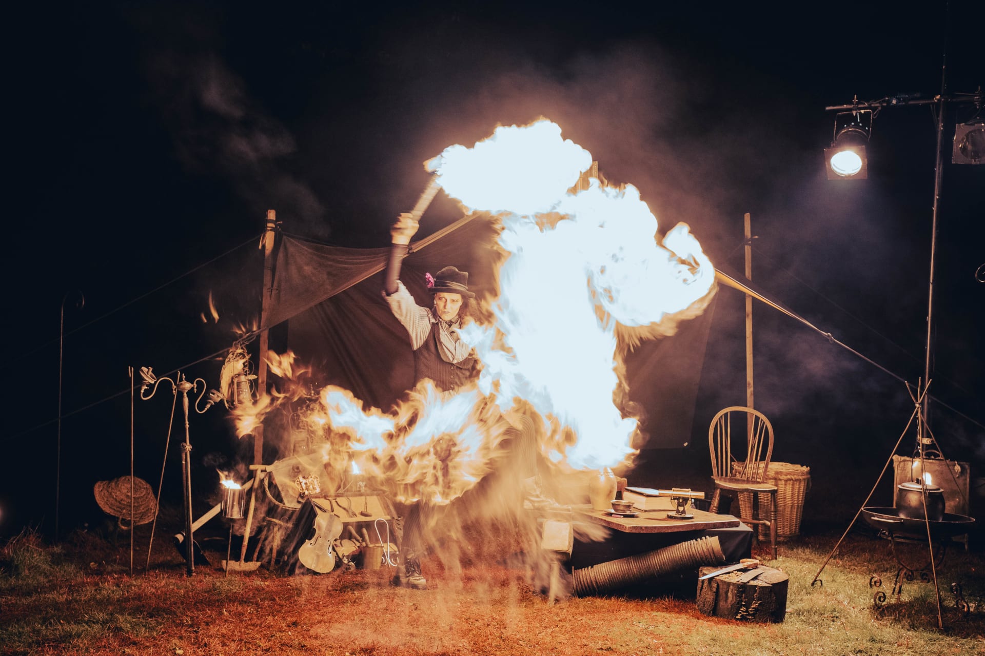 Fire performer for Halloween at Blenheim Palace hc9vxu