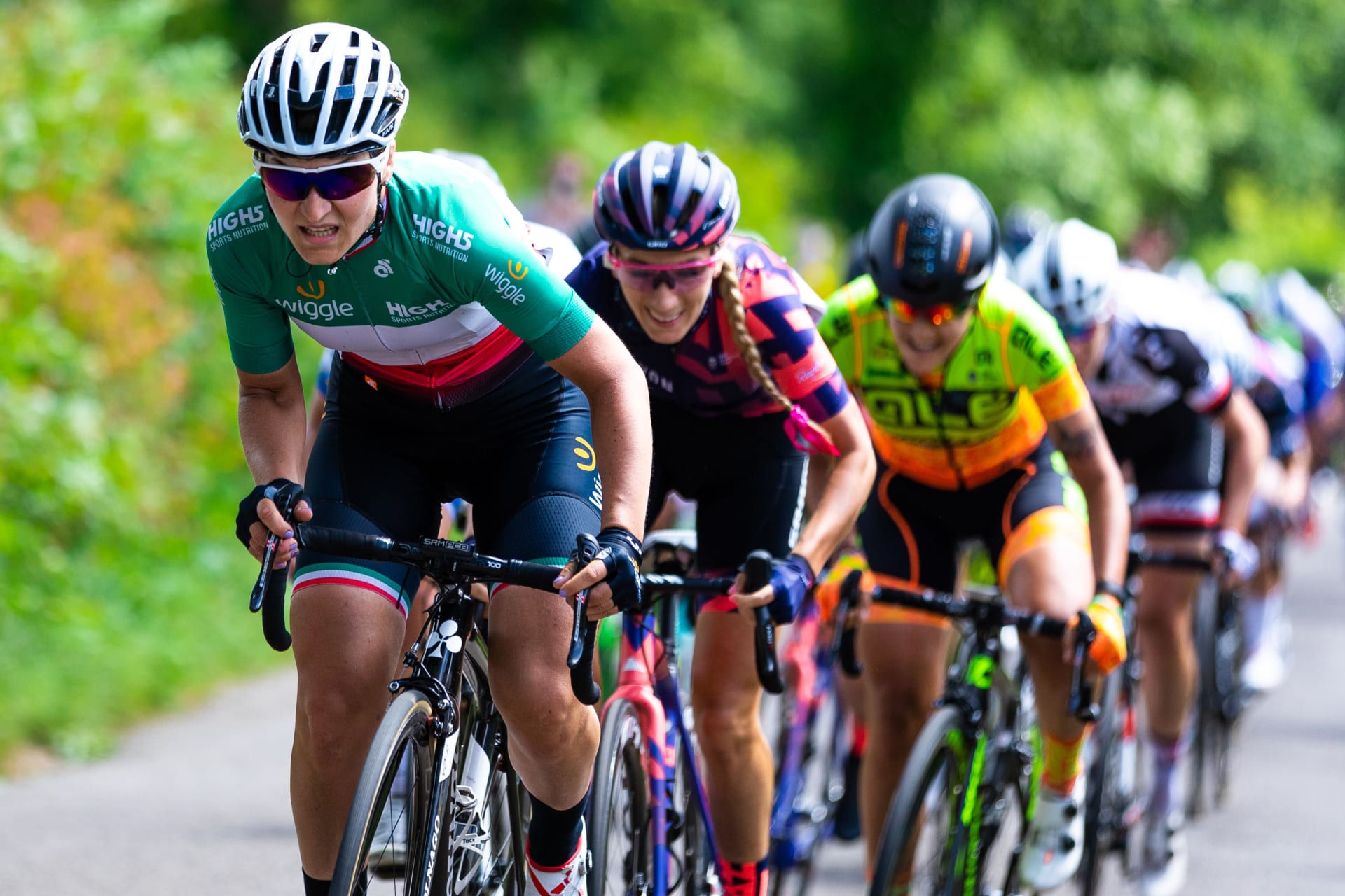 Photo the Women Tour climb action