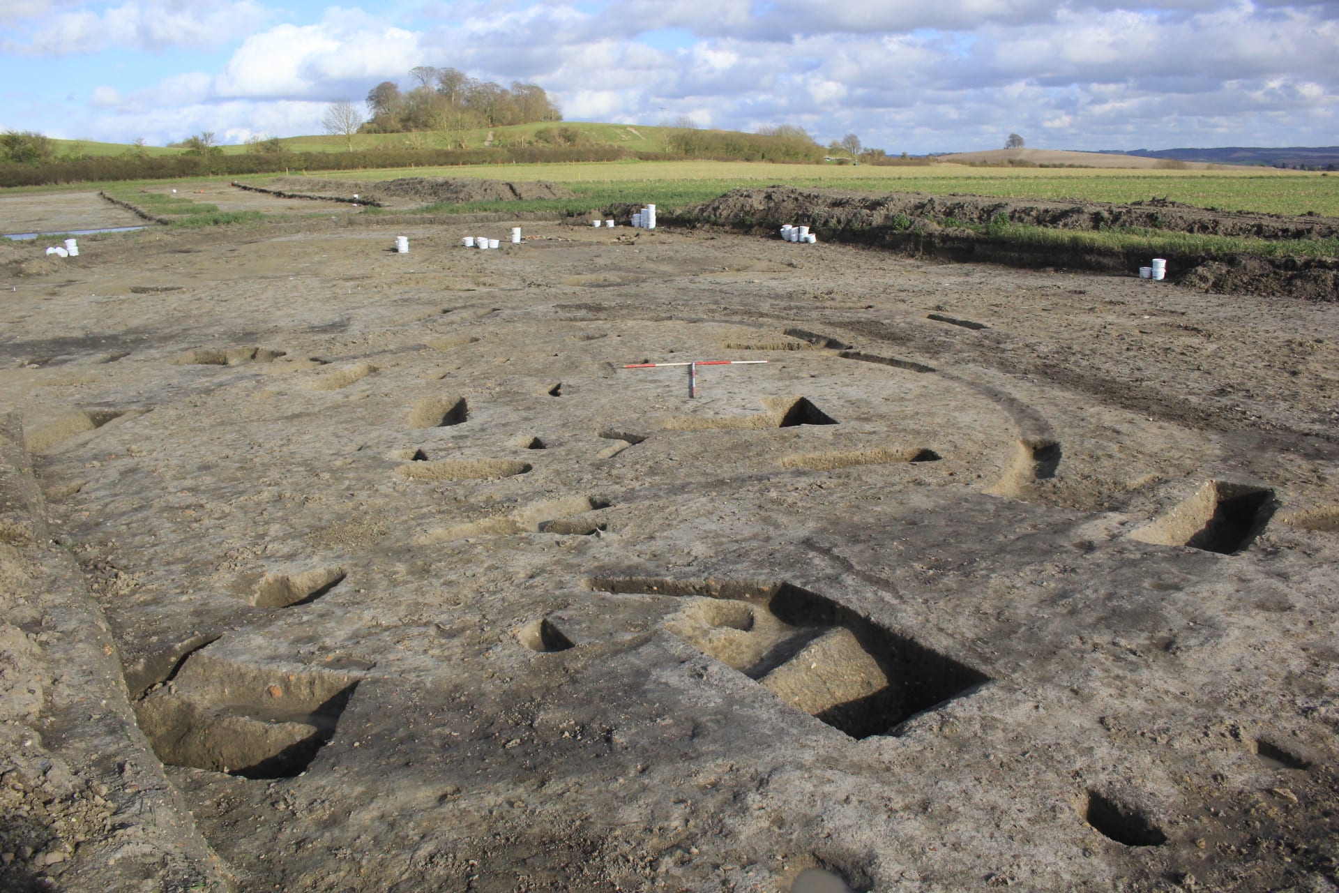 Site photo of Smithy with Wittenham Clumps in the background CREDIT DigVentures qvy04u